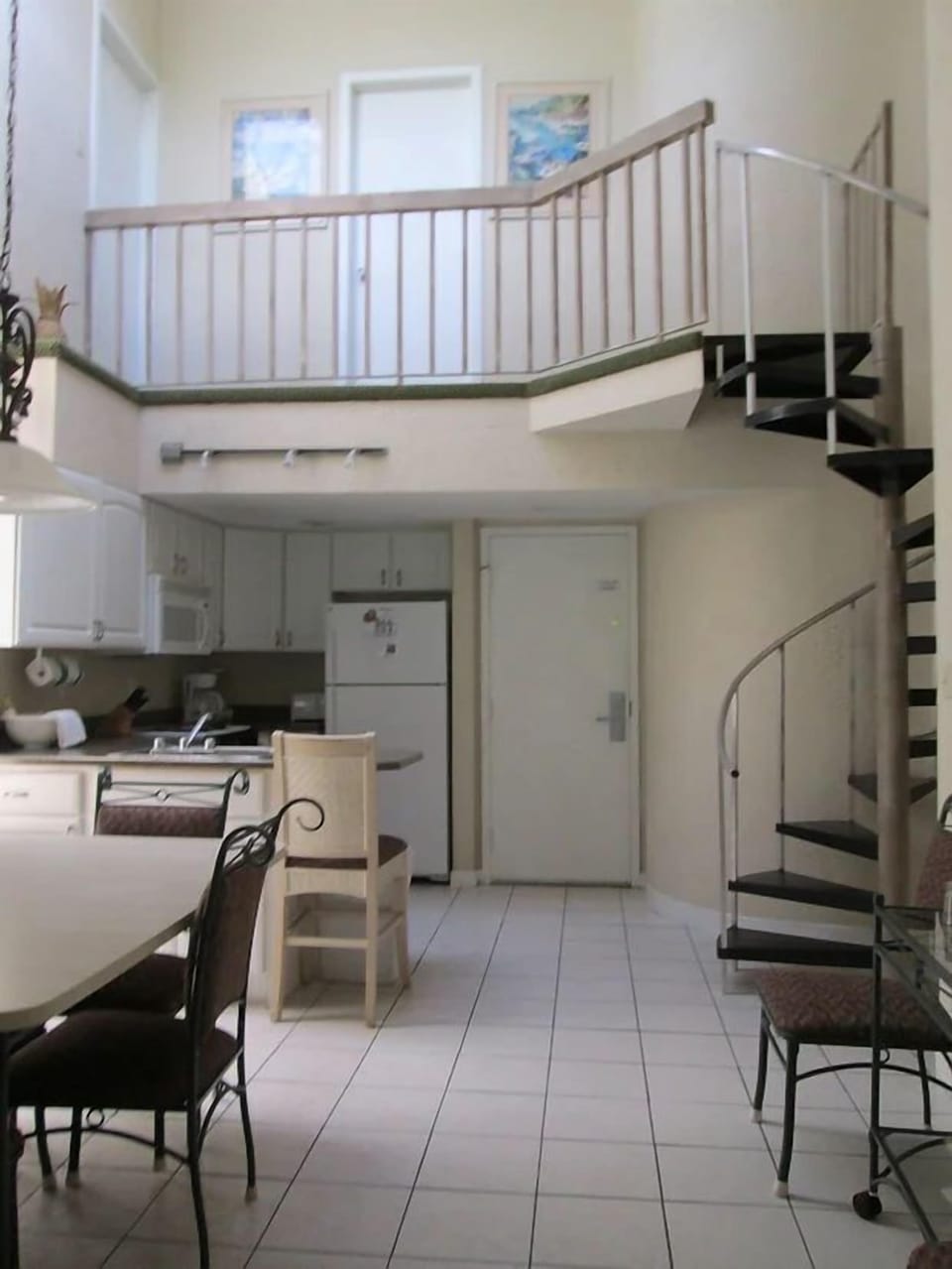 Enjoy vacation dining made easy with a bright, fully equipped kitchen.