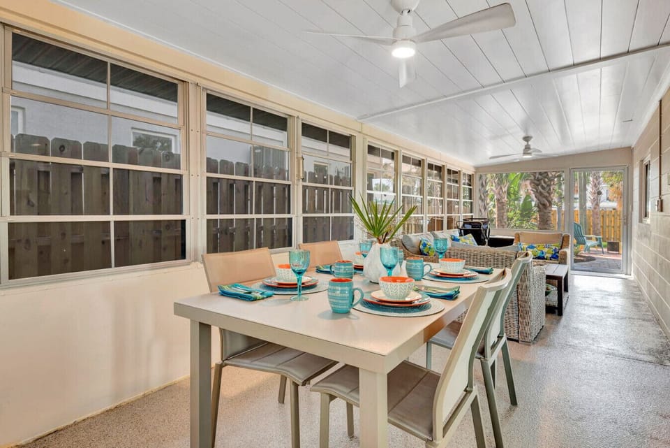 Patio | Dining Table | Ceiling Fans & Screened Enclosure