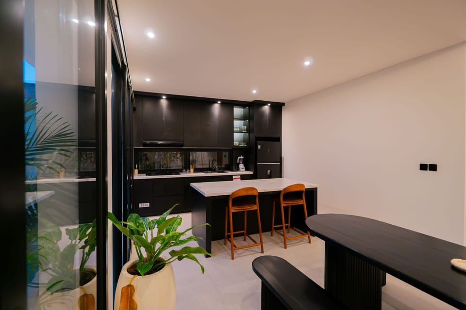 Family Double Room, 2 Bedrooms, Balcony, Pool View | Dining