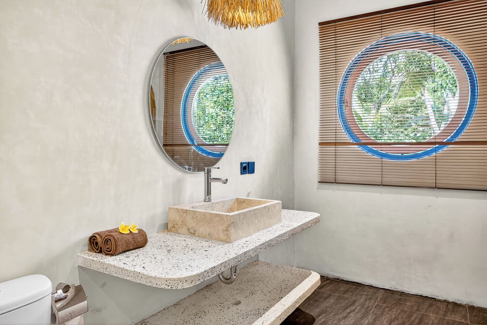 Deluxe Triple Room | Bathroom | Shower, free toiletries, slippers, bidet