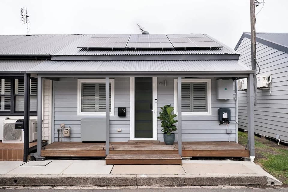 Heritage listed miners cottage built in 1890. Eco-friendly - solar powered, Ventis Air Filtration, Puretec Water Filtration.  
Mathieson Street is narrow. We recommend parking on Elizabeth Street, just a few metres away from the home. 