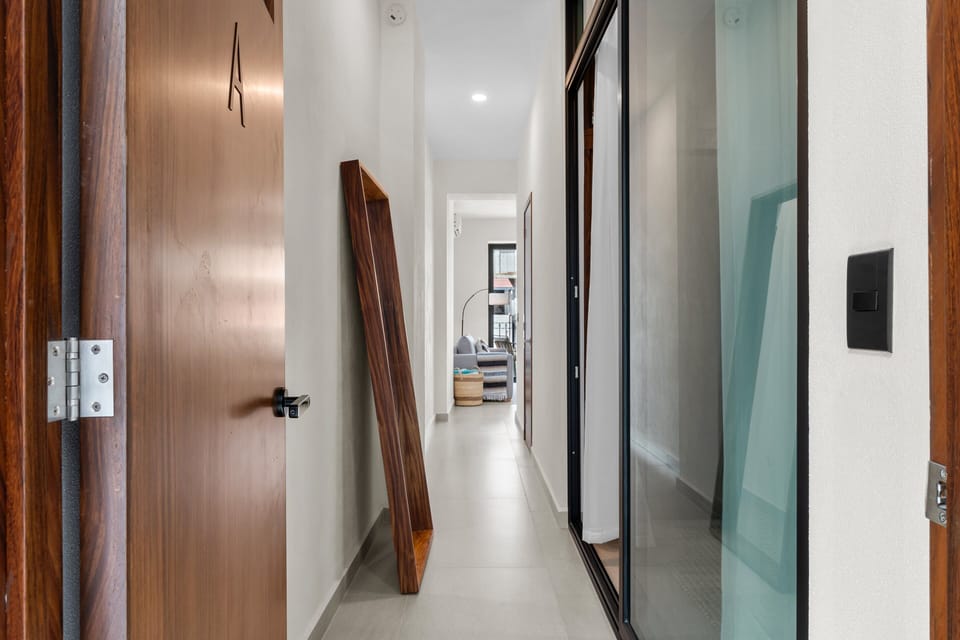 Main Access Hallway : Big Morrow, Master Bedroom, Guests Bathroom & Shared Areas