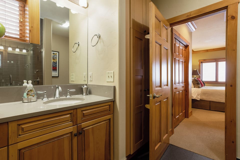 Bathroom 2, Within Bedroom 2