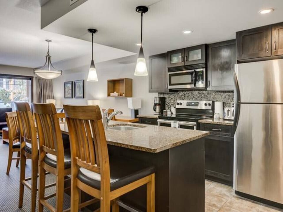 Kitchen with an island to enjoy your breakfast.