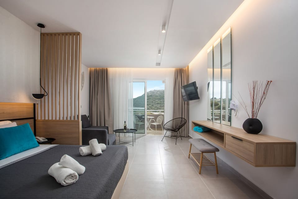 Superior Room | In-room safe, desk, soundproofing, WiFi (free)