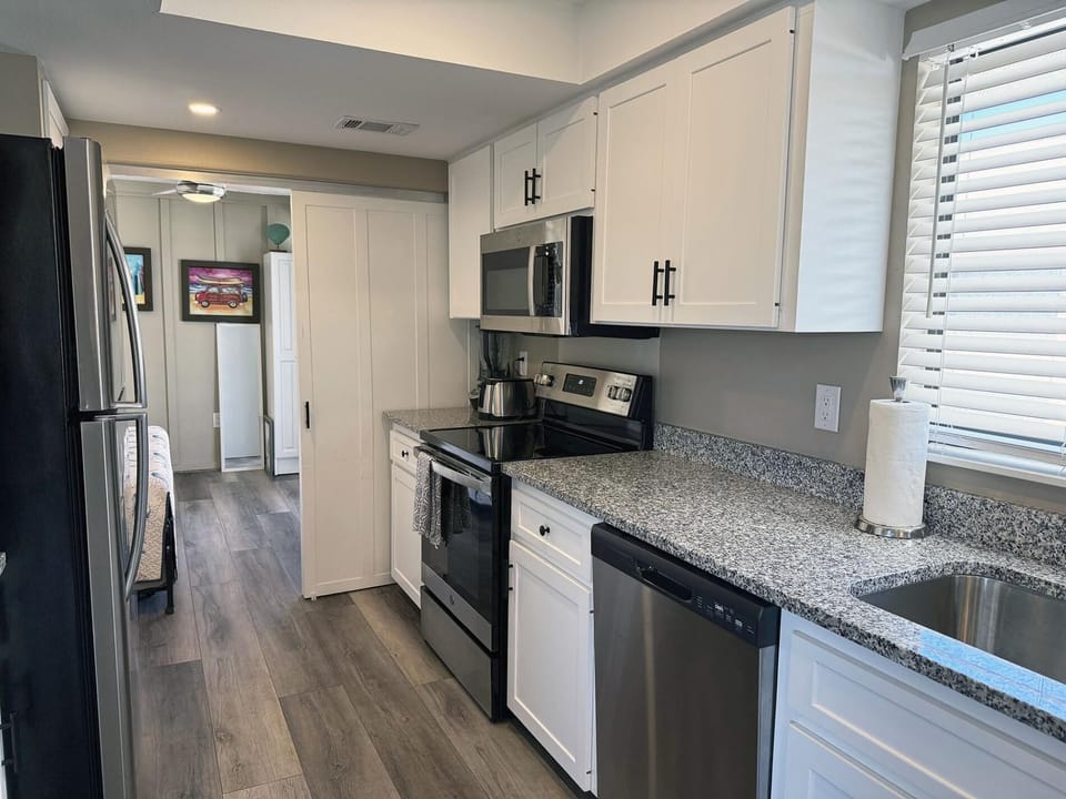 Sunburst Condo - Beach, Bay & Pool (6572)