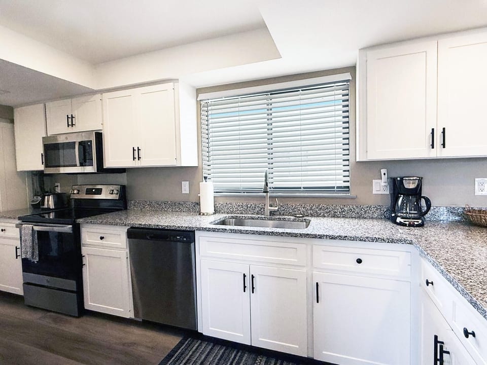 Sunburst Condo - Beach, Bay & Pool (6573)