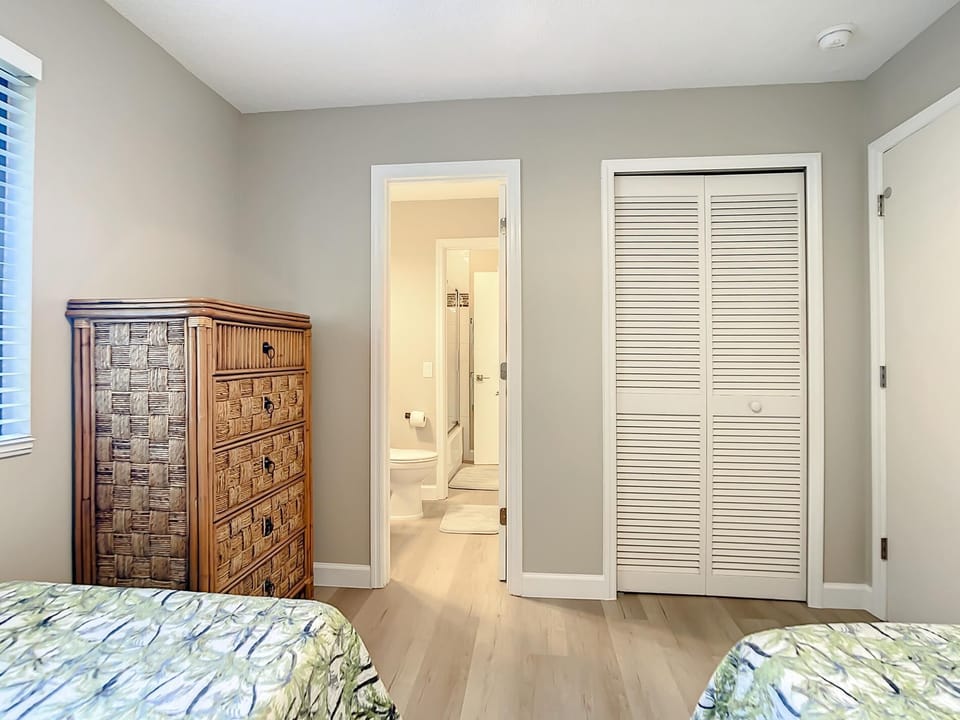 Chillax Island Condo – Beach, Bay & Pool (6389)