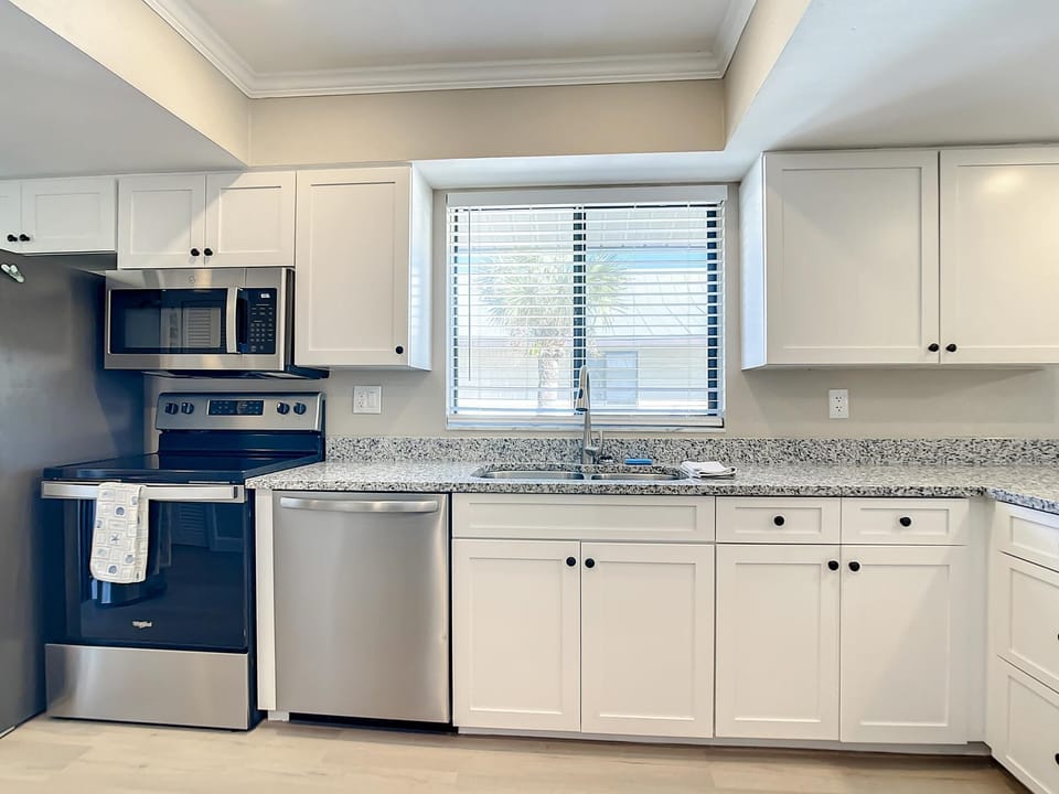Chillax Island Condo – Beach, Bay & Pool (6386)