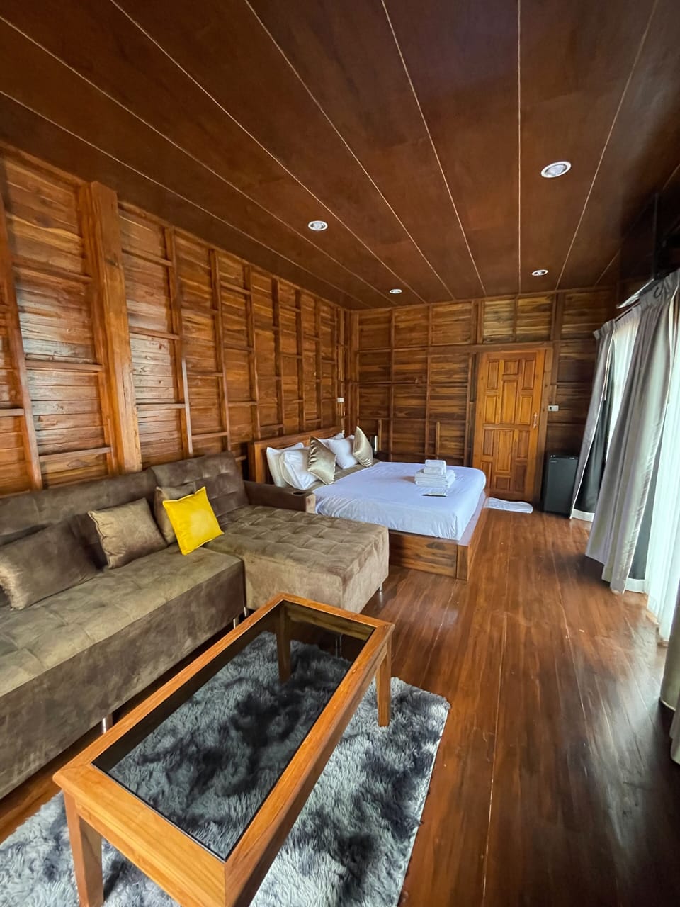 Deluxe Double Room, Lake View | Interior