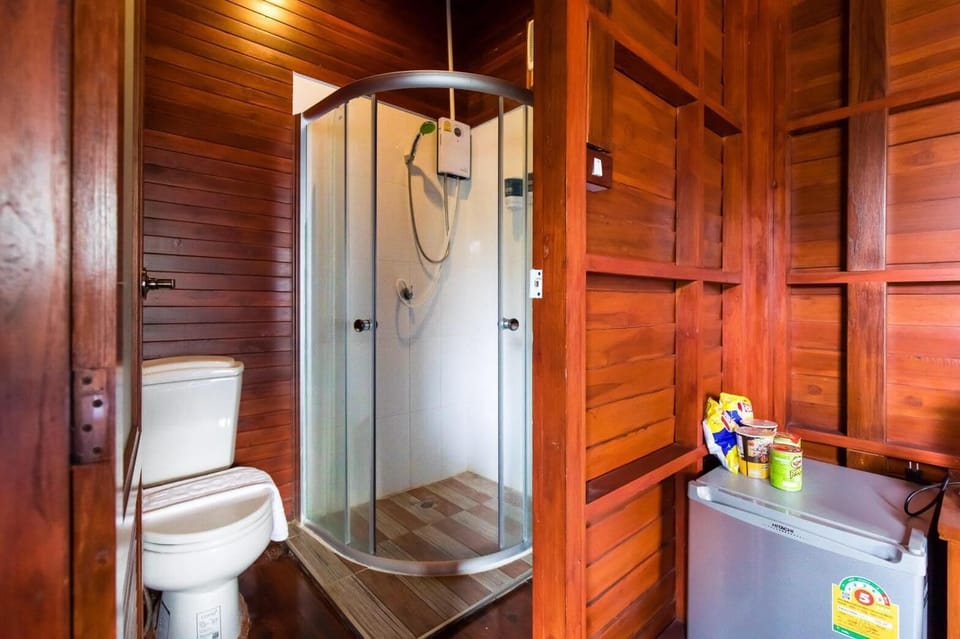 Comfort Double Room, Lake View | Bathroom | Separate tub and shower, free toiletries, hair dryer, towels