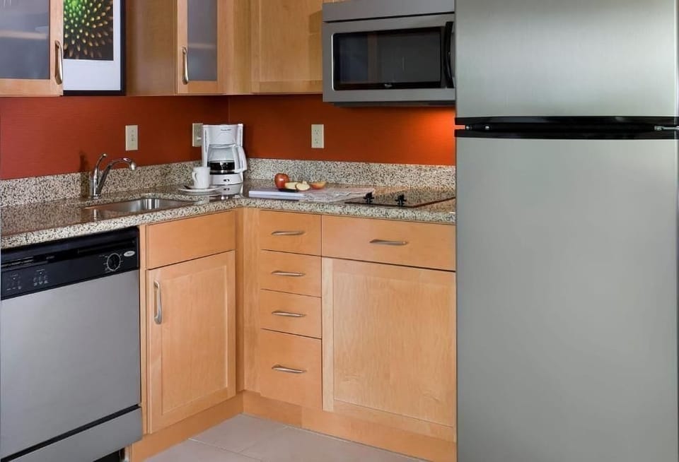 Full-size fridge, microwave, stovetop, dishwasher