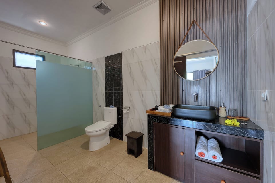 Deluxe Suite | Bathroom | Shower, hair dryer, slippers, towels