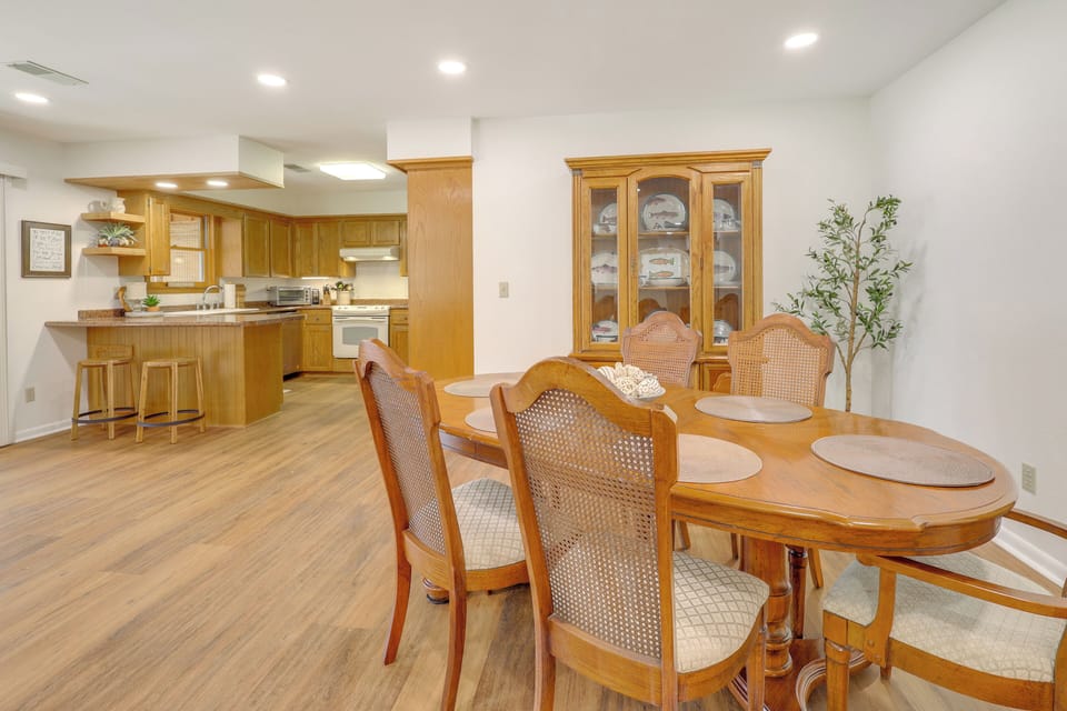 Dining Area | Dishes & Flatware Provided