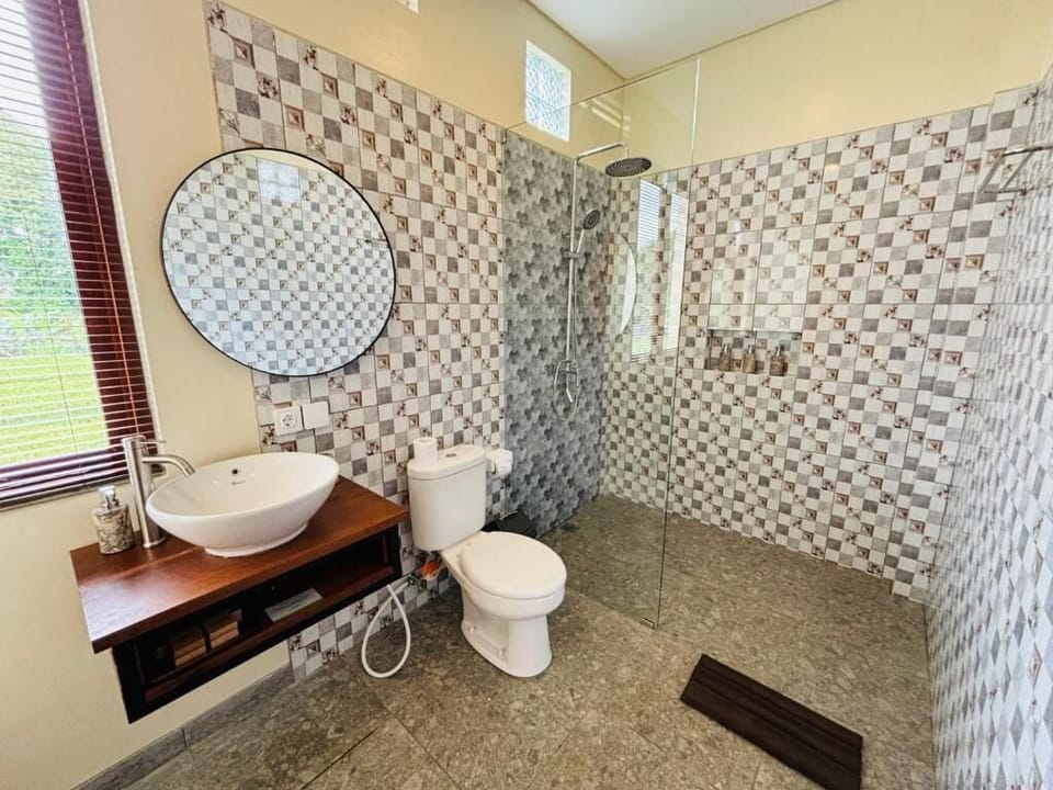 Superior Double Room, Balcony, Pool View | Bathroom | Slippers