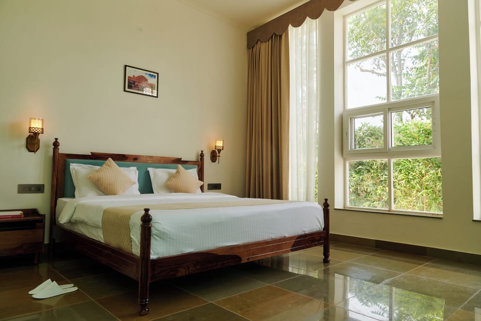 Luxury Room With Bathtub | Rollaway beds (surcharge), WiFi (free), bed sheets