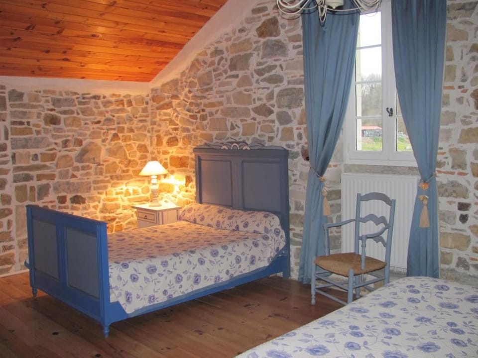 Triple Room (Iris) | Desk, iron/ironing board, free cribs/infant beds, free WiFi