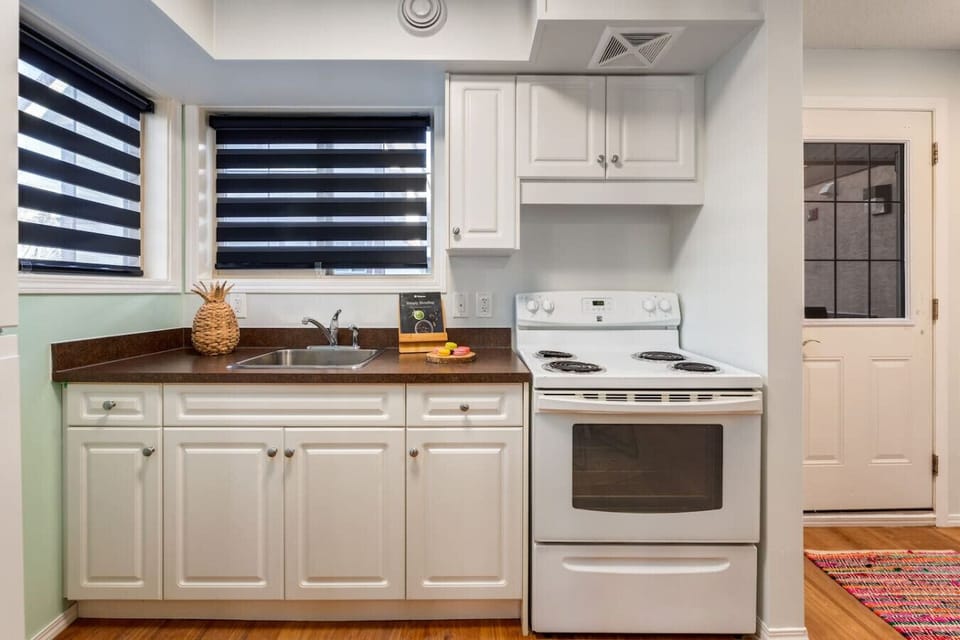 Enjoy home-cooked meals in this full kitchen!