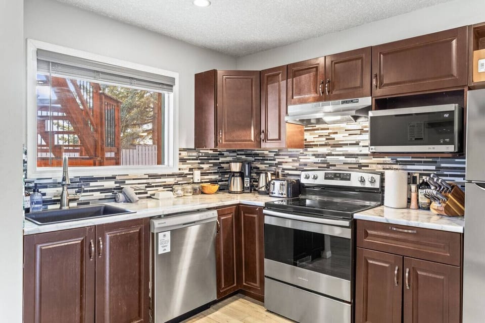 Fully equipped kitchen with everything you need to cook and dine.