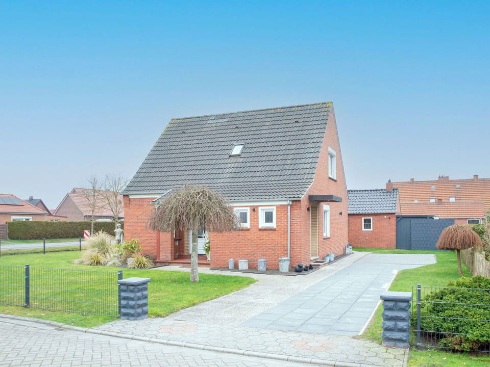 Building, Roof, Residential Area, House, Road Surface, Home, Facade, Neighbourhood, Architecture, Cottage
