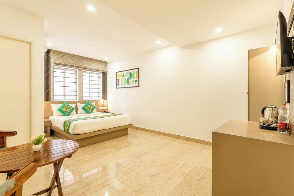 Deluxe Double Room | Desk