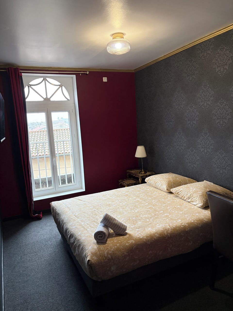 Tempur-Pedic beds, soundproofing, free WiFi, bed sheets