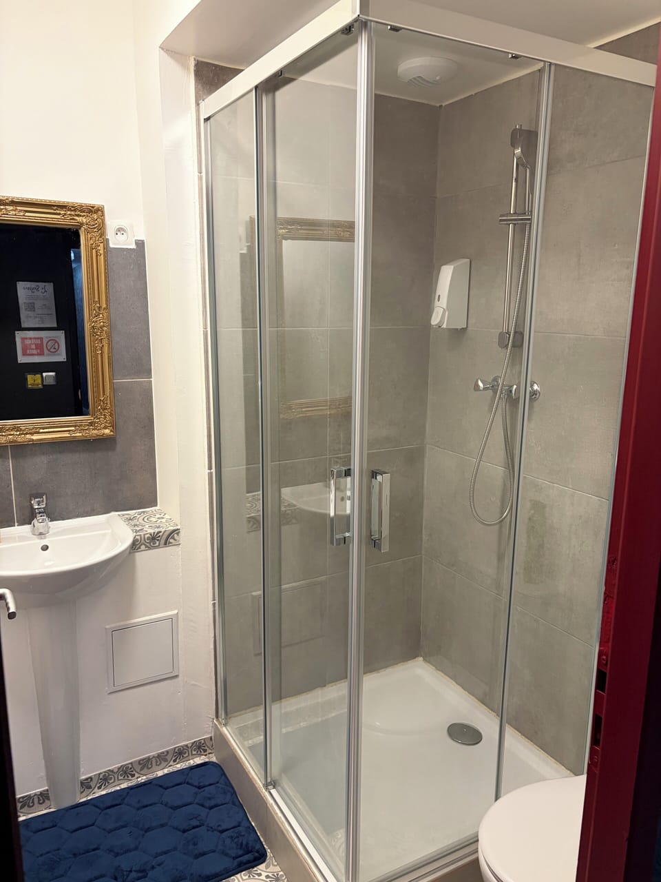 Superior Double Room | Bathroom | Shower, rainfall showerhead, towels, soap