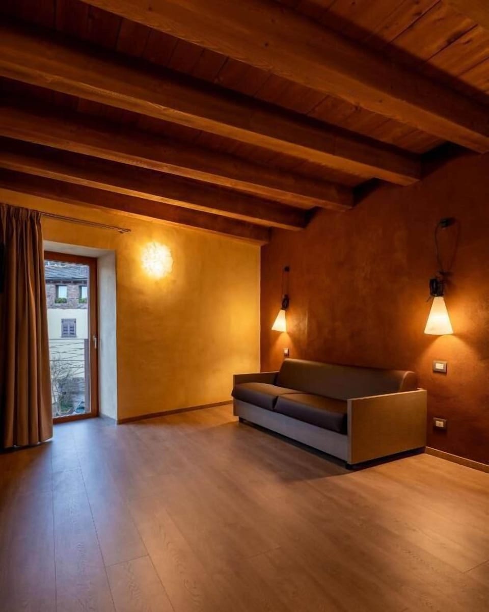 Quadruple Room | Living area | TV