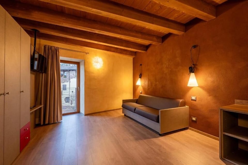 Quadruple Room | Living area | TV