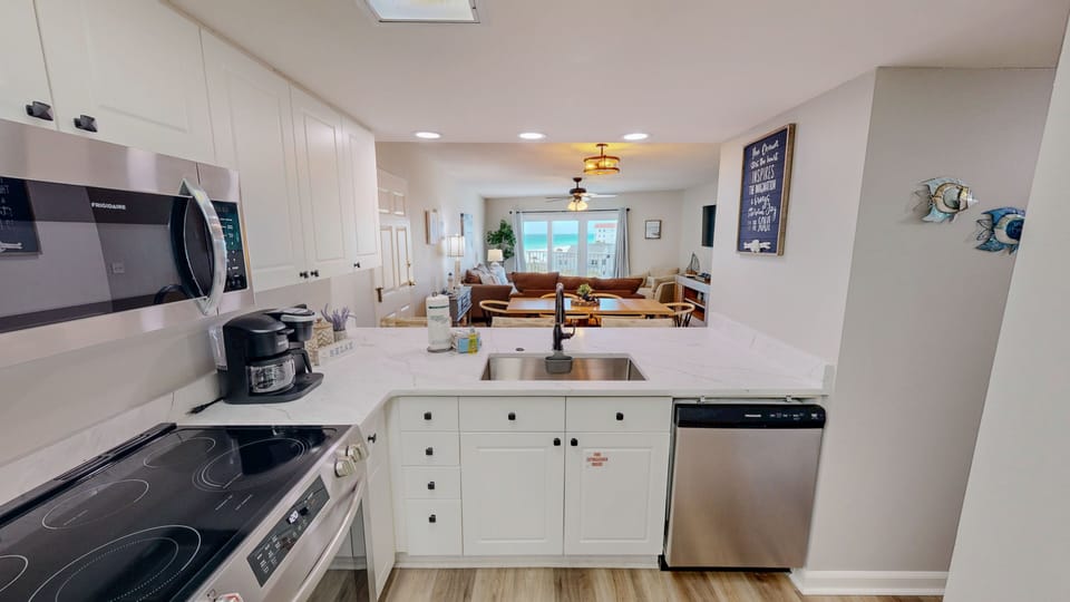 Condo, 3 Bedrooms | Private kitchen | Fridge, oven, coffee/tea maker, toaster