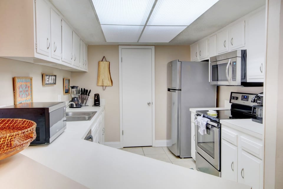Condo, 1 Bedroom | Private kitchen | Coffee/tea maker, fridge, oven, stovetop