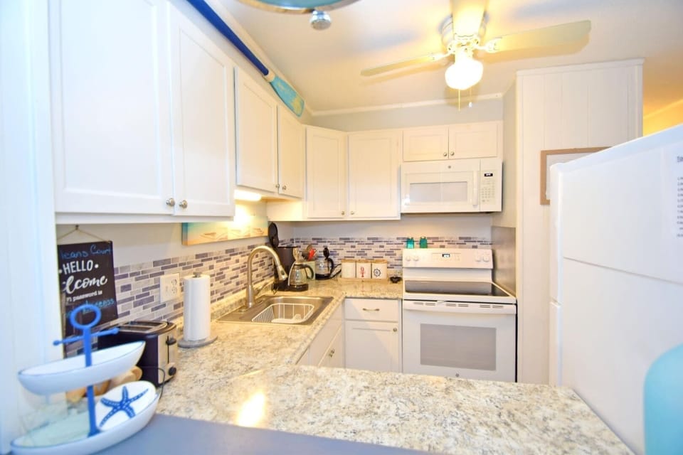 Condo, 1 Bedroom | Private kitchen | Coffee/tea maker, fridge, toaster