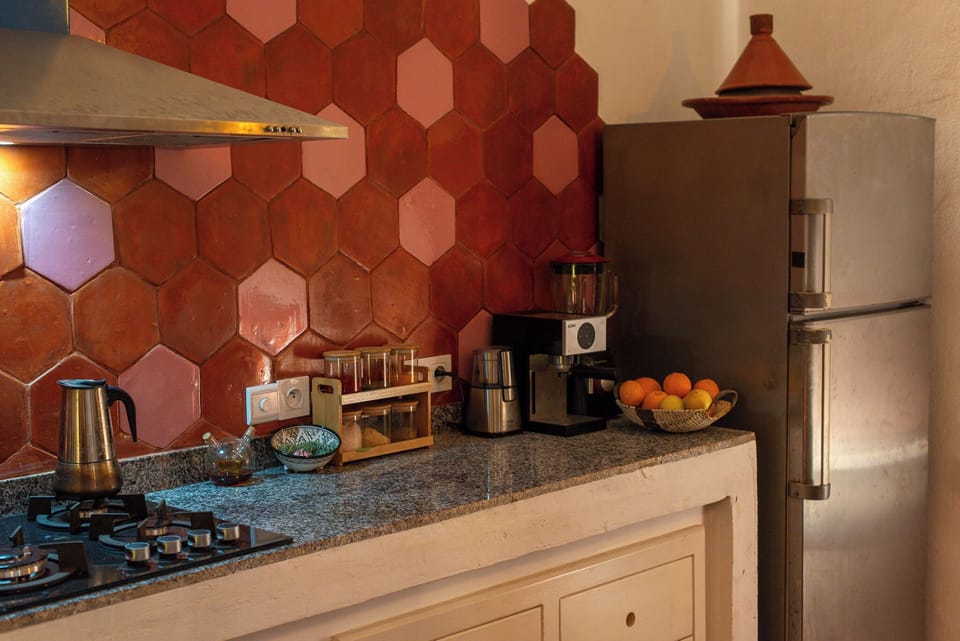 Full-size fridge, oven, stovetop, dishwasher