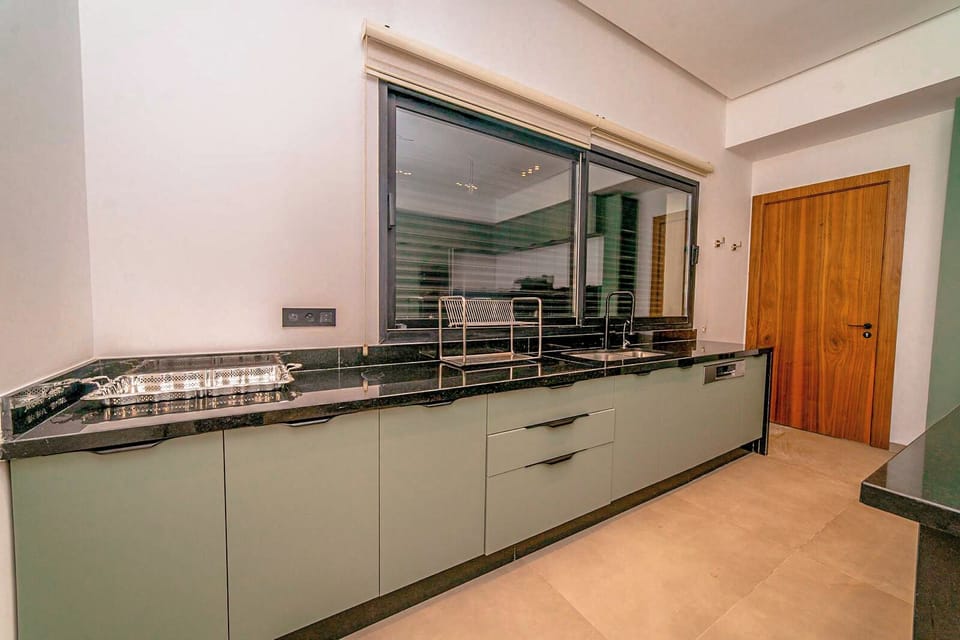 Fridge, oven, stovetop, cookware/dishes/utensils