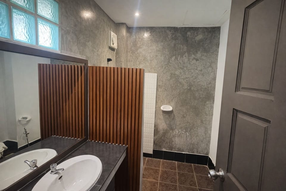 Premier Deluxe, Pool View | Bathroom | Free toiletries, towels, soap, shampoo