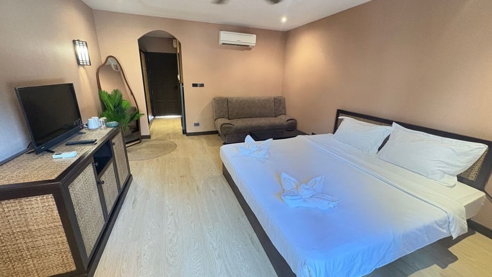 Premier Deluxe, Pool View | Free WiFi