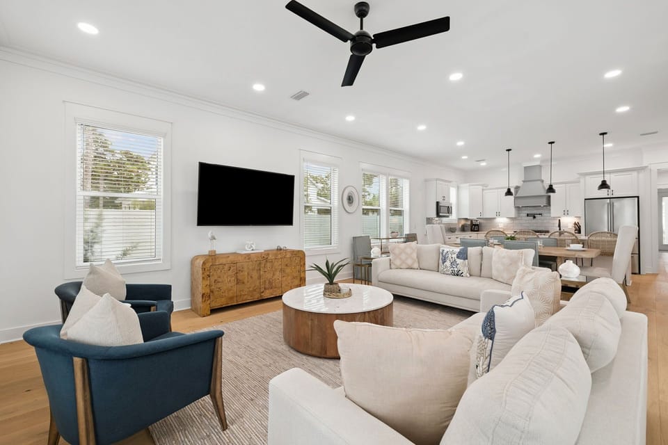 Cozy Living Area - Perfect for Enjoying a Movie Night