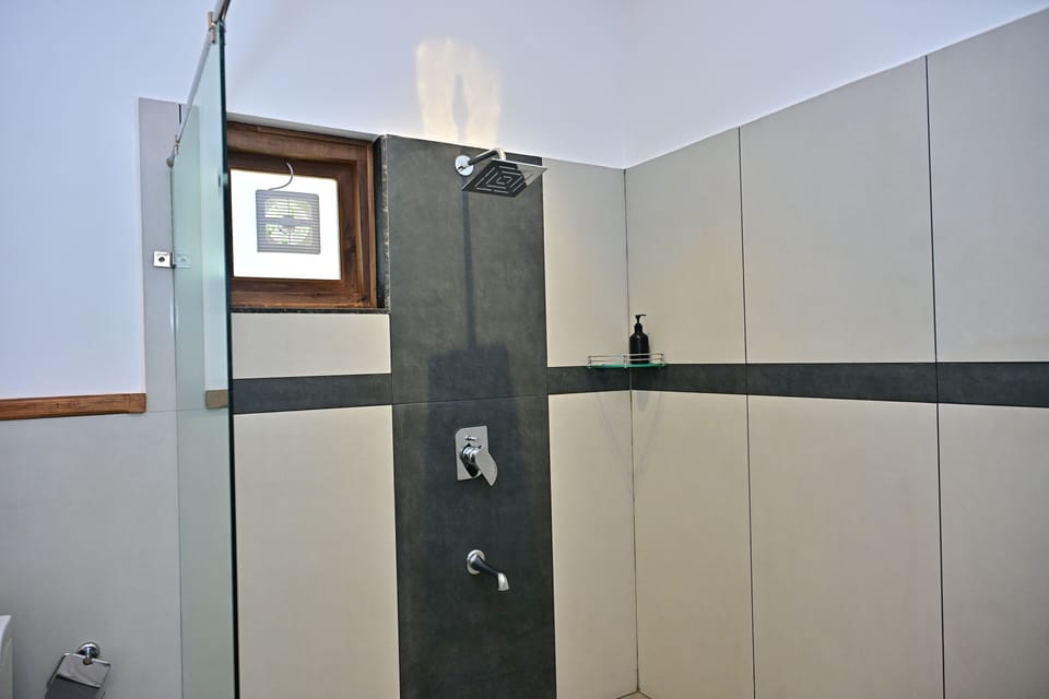 Luxury Cottage, Garden View | Bathroom | Slippers, towels, soap, shampoo