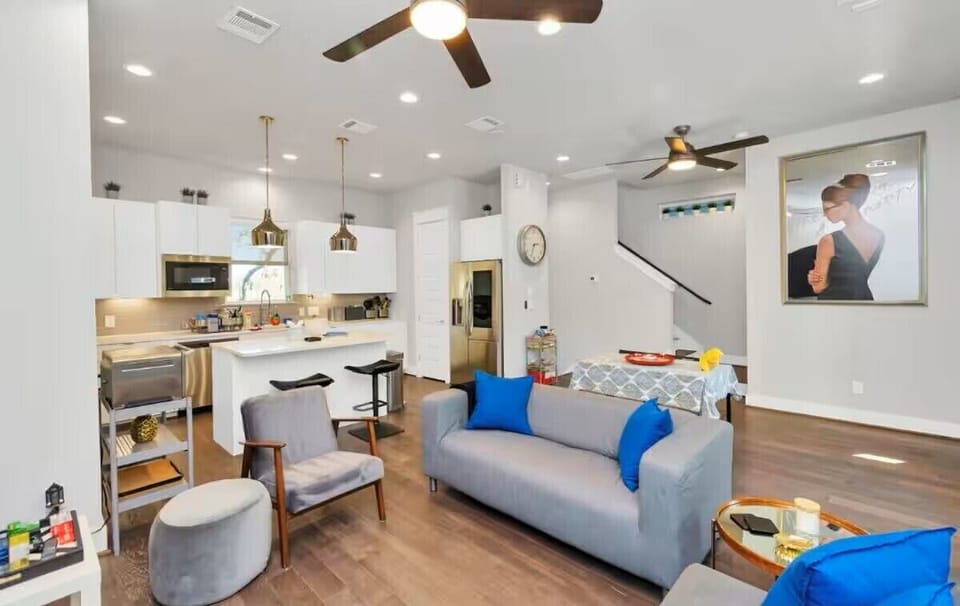 Classic Room, City View | Living area | 55-inch Smart TV with digital channels, Netflix, streaming services