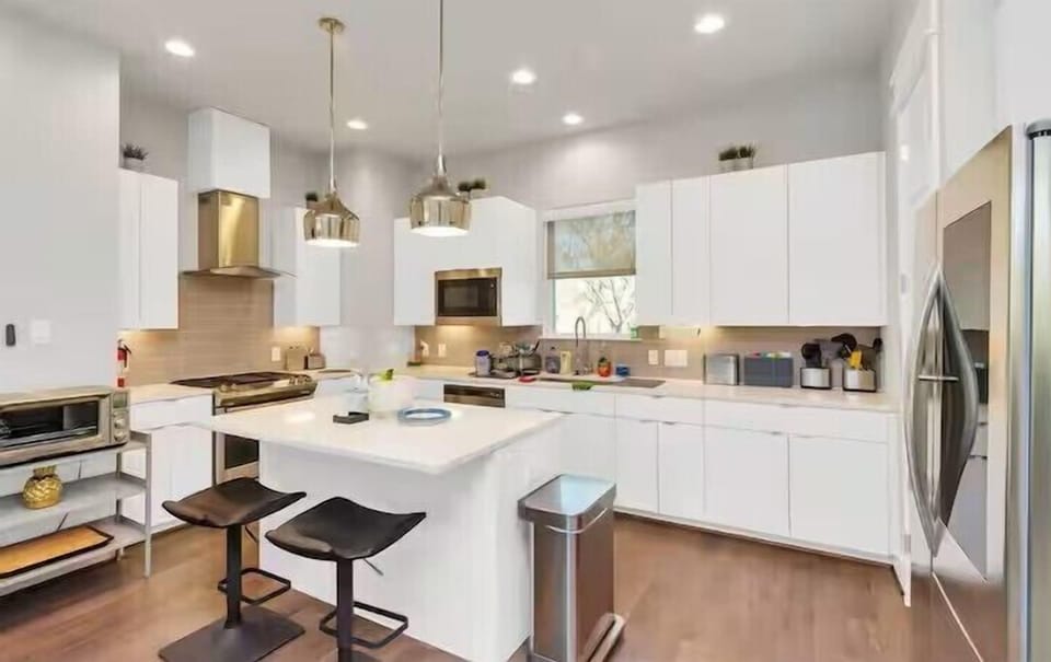 Classic Room, City View | Living area | 55-inch Smart TV with digital channels, Netflix, streaming services