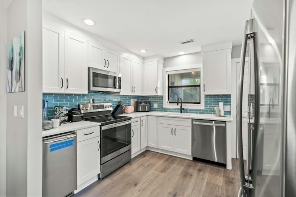 Fully equipped kitchen & plenty of counter space to help make meal prep a snap.