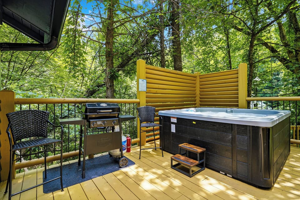 This deck is your perfect outdoor retreat, tucked into a lush forest setting. Unwind in your private hot tub, grill up your favorite meals, and let the surrounding trees bring you peace.