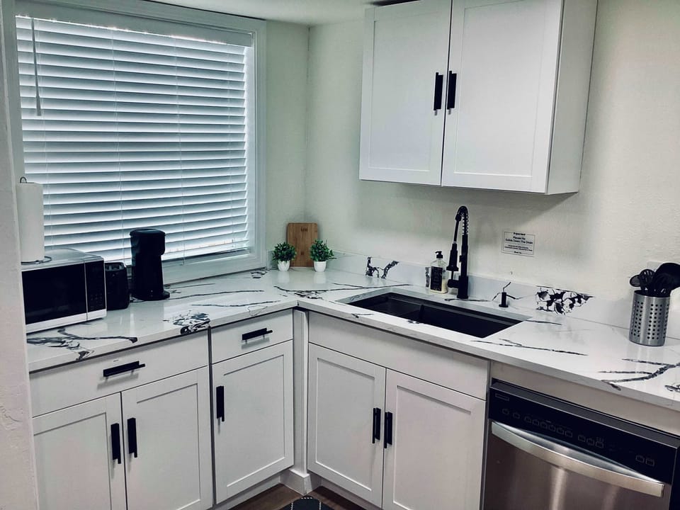Apartment, Multiple Beds, Patio, Garden View (Boardwalk Bungalow 1) | Private kitchen