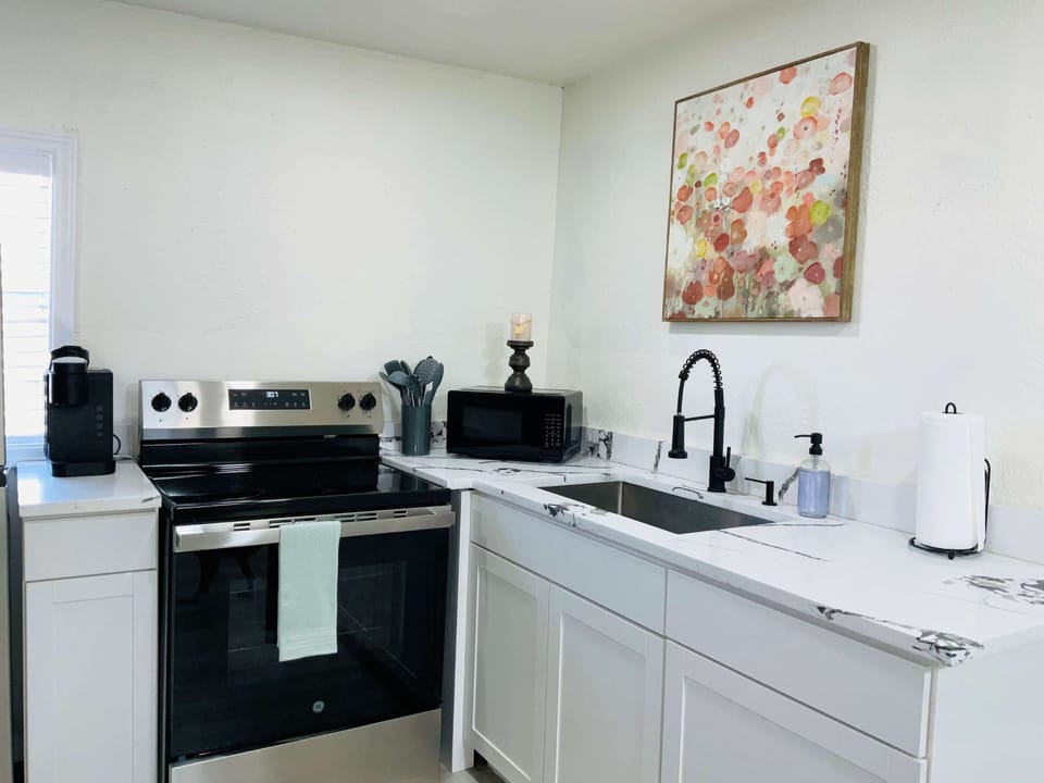 House, 1 King Bed with Sofa bed, Kitchen, Garden View (Boardwalk Bungalow 2) | Private kitchen