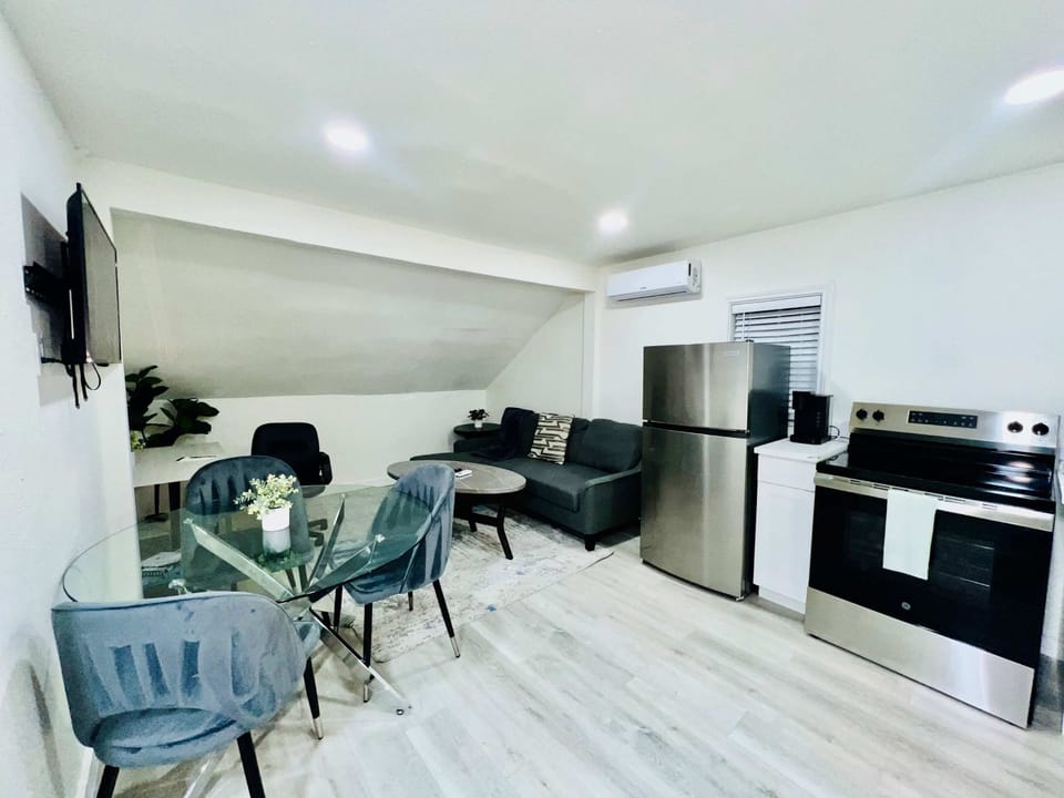 House, 1 King Bed with Sofa bed, Kitchen, Garden View (Boardwalk Bungalow 2) | Interior