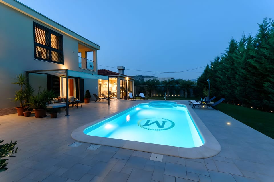 10 outdoor pools