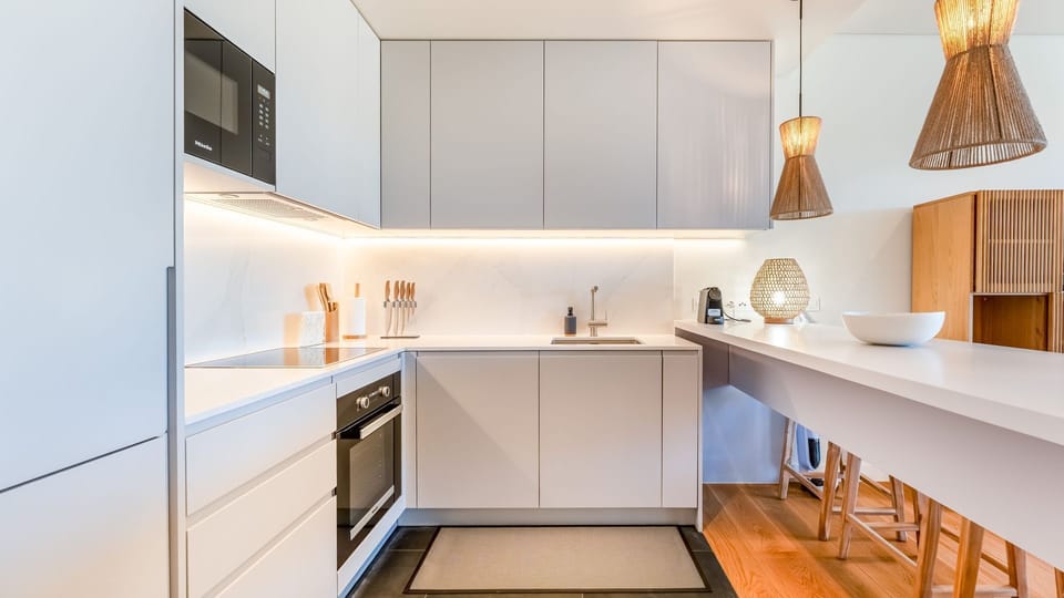 Cook in style with this sleek, fully equipped kitchen featuring modern design. #LovelyStay #AlgarveStay #ModernKitchen #QuarteiraApartment