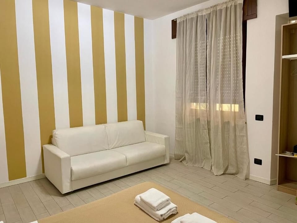 Superior Double Room, Non Smoking, Shared Bathroom | Living area | 32-inch Smart TV with digital channels