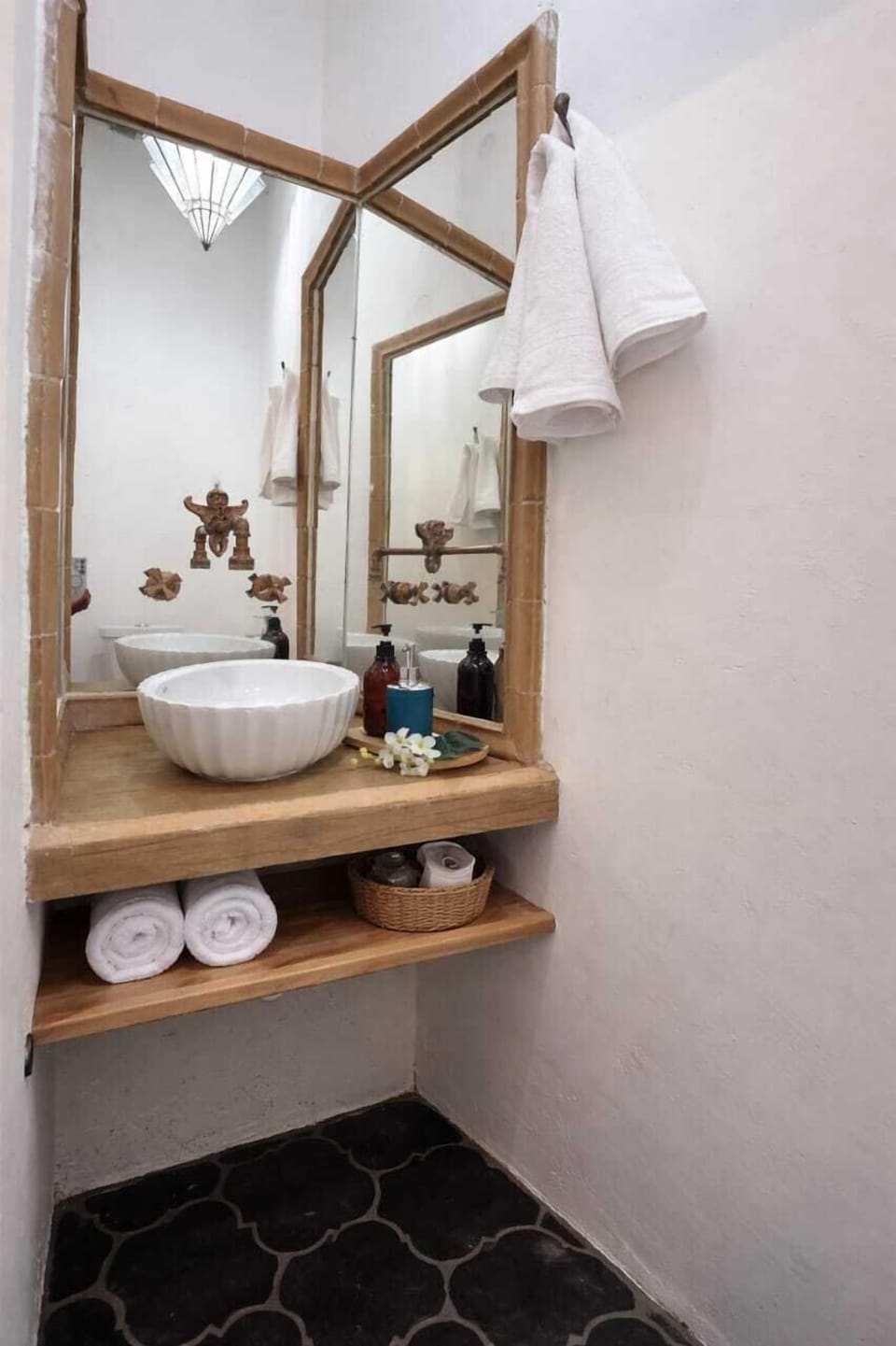 Deluxe Room | Bathroom | Hair dryer, towels, soap, shampoo