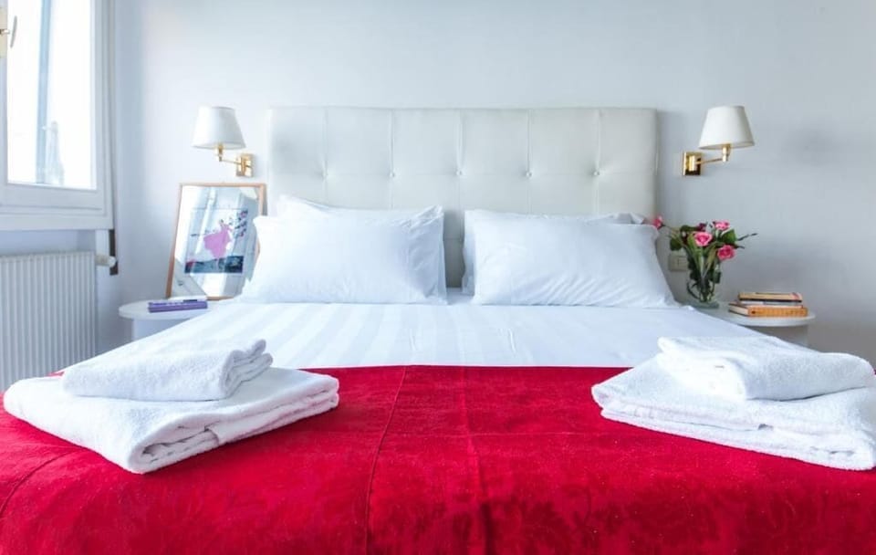 Deluxe Double Room | In-room safe, desk, iron/ironing board, free WiFi